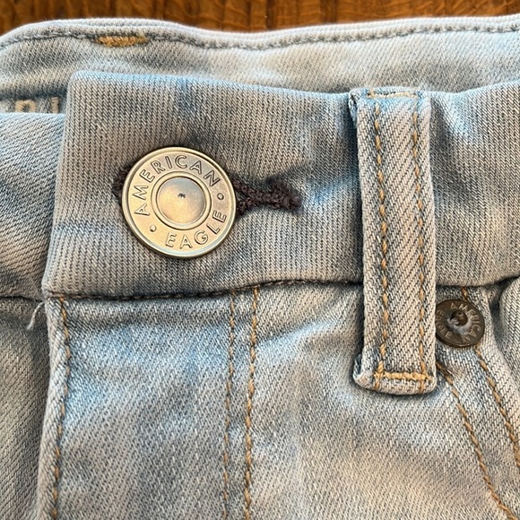 ❌SOLD❌ American Eagle Jean Shorts - Curvy Hi Rise Shortie In Light Wash Denim - Picture 2 of 6